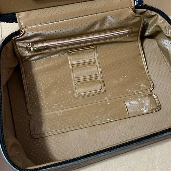 Toiletry Case - Picture 6 of 7